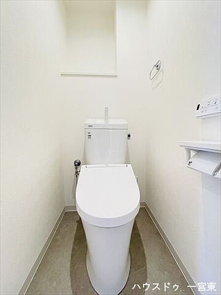 明るく、清潔感のあるトイレです。棚には雑貨を飾ったり、観葉植物を置いても良いですね。