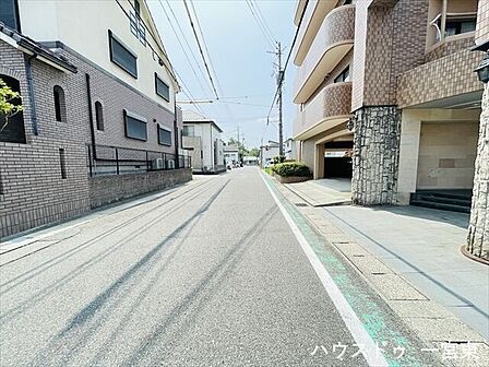 ≪東側南向き≫幅員にゆとりのある前面道路。見通しが良く、お車の出し入れもスムーズです。
