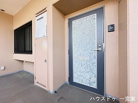 【外玄関】シンプルなデザインの外玄関です。