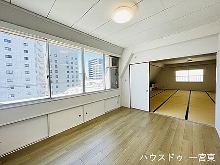 西向きで窓が多く開放的な、明るい木目と白を基調としたお部屋です。イスや観葉植物などを置いて寛ぎの空間にするのも良いですね。