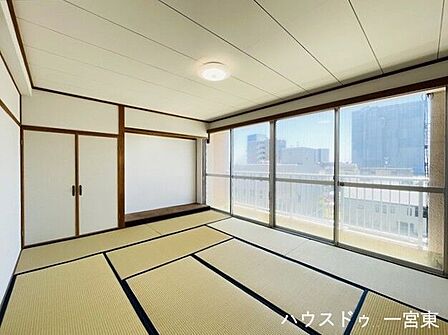 【東】南側はバルコニーに繋がっており、明るく開放的な空間でごろんとお昼寝♪家族のくつろぎの空間になりそうですね。