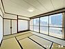 和室：【東】南側はバルコニーに繋がっており、明るく開放的な空間でごろんとお昼寝♪家族のくつろぎの空間になりそうですね。