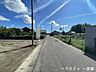 外観：≪南側東向き　幅約4.4ｍ≫車がすれ違うには厳しい道幅ですが、車はスピードを抑えて走行するので、お子様にも安全な道幅となっています。