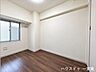 洋室：【5.3帖】※家具/小物消しの加工をしています扉を開けておけばリビングと繋がる空間になります。来客時やお子様の遊び場など、シーンに合わせて用途を変えられる便利な間取りです。