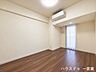 洋室：【6.5帖】※家具/小物消しの加工をしていますバルコニーとウォークインクローゼットがついており使いやすさが揃った洋室。毎日を快適に過ごせる、バランスの良い空間です。