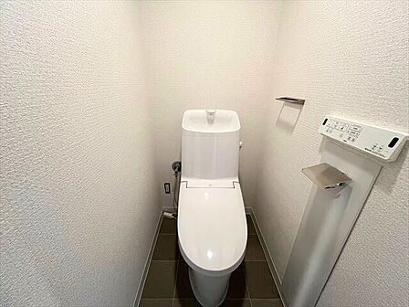 ウォシュレット機能付ですので寒い時期も便座を温かくでき安心して座ることができますね。毎日快適にご利用いただけます。(2025年11月29日撮影)