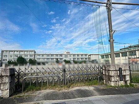四日市市立常磐小学校夢や志の実現に向け学び合い育ちあう子どもの育成を教育目標に掲げる小学校 440m