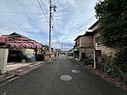 お子様と手を繋いで歩いている横を車が通り抜けれる道幅となっています。安心してお子様と一緒にお出掛けする事が出来ます。（2025年11月18日　撮影）
