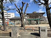 中部公園シーソー、ベンチ、グローブジャングル他の遊具があります。お寺の隣、スーパーの正面にあり、待ち時間などもお子さまが退屈しなさそうですね。 280m