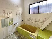 窓付きの浴室は、外の光を感じられる明るく開放的な空間です。換気もスムーズに行えるため、湿気がこもりにくく清潔に保てます。（2025年12月13日撮影）