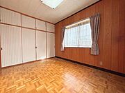 2階東側6帖：収納スペースの扉は引き戸なので、家具の配置がしやすく、お部屋をすっきりと広くお使いいただけます。（2025年12月13日撮影）