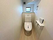 階段下スペースを利用した1階トイレは利用しやすい玄関前にあります。また2階にもトイレがあるので夜階段を使わなくて良いのは安心ですね（2026年4月2日　撮影）