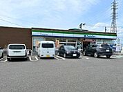 ファミリーマート 四日市塩浜街道店スローガンは「Fun＆Fresh」。驚きやワクワク感を与えるべく、商品改革に取り組んでいる。（電子マネー利用可　ＡＴＭあり　ネット通販あり）Tポイントサービスあり…
