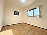 洋室：2階南側5.2帖：腰高窓から差し込む光が、お部屋に開放感を与えてくれます。家具の配置がしやすいので、どのようなスタイルにも合わせることができ、あなたの暮らしを彩ります。（2025年10月23日　撮影）