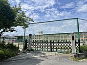 桜小学校桜町にある公立小学校。 1320m