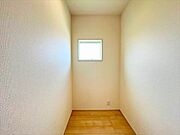2階にはストレージルームがあるので各部屋で仕舞えなかったものや家族みんなで使うものなどをしまえて便利（2026年5月14日　撮影）