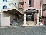 エントランス前は広い歩道になっています。歩行者安心ですね（2026年2月7日　撮影）