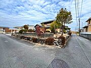 南東の角地です。庭も広いので日当たり良好です。南側の前面道路は幅員約4.3mです。車はスピードを抑えて走行するので、お子様にも安全な道幅となっています。（2026年2月15日　撮影）