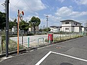 赤堀八剣公園遊具は設置されていませんが、お子様が目一杯動ける広さは十分にあります。周りに柵も設置されており、安全面も配慮された公園です。 510m