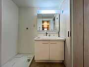 部屋の中心に洗面、浴室、トイレの水場がまとまっています。（2026年3月6日撮影）