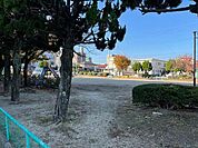 堀木公園遊具はぶらんこ、すべり台、鉄棒や、丸太を模したジャングルジムなどがあり、お子さまも楽しく遊べます。ベンチもカラフルに塗装されているので楽しいですね。 200m