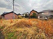 道路を挟んだ南側も当物件の敷地です。（公簿面積　125.61m2／約37.99坪）（2026年2月7日撮影）