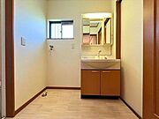 洗面室はゆとりある広さで使いやすい配置。窓付きで換気しやすく、浴室への動線もスムーズです♪（2026年5月7日撮影）