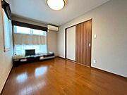 東側6.7帖の洋室は、ゆとりある広さで主寝室にもおすすめ！家具を配置しても使いやすく、落ち着いて過ごせる一室です。（2026年5月8日撮影）