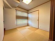 階段下収納を備えた和室は、季節物や日用品の収納にも便利。客間や寝室、家事スペースとしても使いやすい一室です。（2026年5月8日撮影）