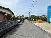 幅員約5.1mの前面道路です。2台の車がすれ違うことが出来る道幅です。車の出し入れもゆったりとする事が出来ます。（2026年5月24日　撮影）