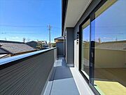 7帖と南側5帖のお部屋から出入りできるバルコニーは太陽光が降り注ぎ洗濯物が良く乾きそうですね（2026年3月10日　撮影）
