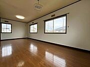 2階11帖洋室は3面に窓がある明るく広いお部屋です。お部屋作りしやすいシンプルな形です（2026年4月25日　撮影）