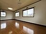 洋室：2階11帖洋室は3面に窓がある明るく広いお部屋です。お部屋作りしやすいシンプルな形です（2026年4月25日　撮影）