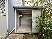 勝手口出たところに倉庫があります（2026年4月25日　撮影）