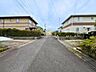 その他：幅員約6mの前面道路です。道路幅が広いので、向かいの住宅とも距離があるため日当たりも確保しやすいです。（2026年4月25日　撮影）