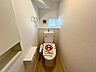 トイレ：階段下のスペースを利用した1階トイレ：2カ所にトイレがあることで朝の忙しい時間帯も自分のペースで利用できるのは良いですね