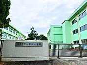 四日市市立笹川小学校平成31年、笹川東小学校・笹川西小学校を統合。両校の歴史と個性を融合し、多文化共生の環境で国際感覚豊かな児童の育成をめざす。 940m