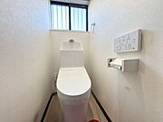 災害時でも安心のタンク付きトイレです。換気のしやすい窓が嬉しいポイントです。（※家具消し加工をしています）（2025年9月7日撮影）