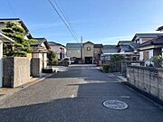 幅員約5.4mの前面道路です。車がすれ違うのに安心な道幅です。道幅が広すぎると交通量が増えてしまうのも心配ですので、これぐらいが理想的な道幅なのかもしれませんね。（2025年9月7日撮影）
