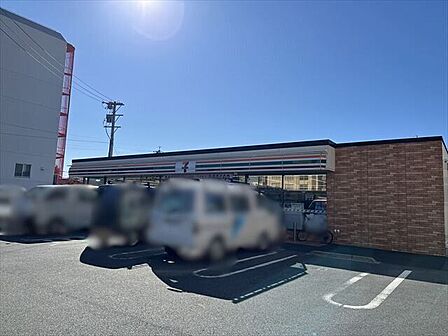 セブン-イレブン四日市中浜田町店24時間営業。スローガンは「近くて便利」。地域の人へのサービスを重視し、配達サービスにも力を入れている。(電子マネー利用可 ATMあり ネット通販あり)nanaco…