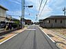 外観：幅員約5.5mの前面道路です。2台の車がすれ違うことが出来る道幅です。車の出し入れもゆったりとする事が出来ます。