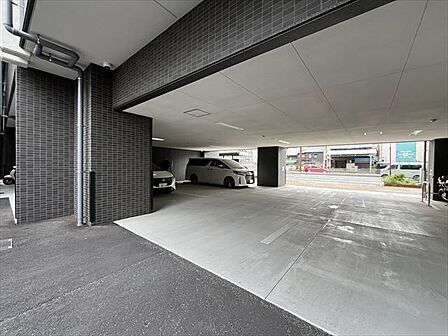 敷地内には平面駐車場とタワー式駐車場を備え、お車をお持ちの方にも便利です。