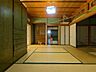 和室：立派な二間続きの8帖和室です。床柱や欄間など建具も美しいですね。※AIによる物消し加工を行っています（2025年12月7日　撮影）