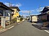 その他：幅員約4mの前面道路です。普通車が1台通れる幅となります。大型車の通行が少ないので、振動や騒音が抑えられます。（2025年12月7日　撮影）