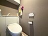 トイレ：温水洗浄便座を備えたトイレ。背面には収納スペースも設けられており、トイレットペーパーや清掃用品を目立たせず保管できます。