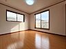 洋室：2階南側洋室をはじめすべてのお部屋は2面に窓があり光と風が良く通ります。バルコニーへ出られる大きな窓で開放感◎