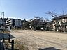 周辺：前田町3号公園長い敷地にはすべり台、鉄棒、雲梯、スプリング遊具があります。ベンチが複数あり、親御さんも座って見守れますね。 110m