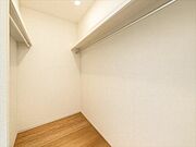 1階洋室の隣にあるウォークインクローゼット。玄関からも近く、上着もすぐに片づけられます♪※家具消し加工をしています。（2025年9月27日撮影）