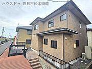 三重交通バス「悠彩の里」停まで徒歩約5分、川島小学校まで徒歩約10分の四日市市別山3丁目エリアに、一戸建ての登場です。（2024年6月24日　撮影）