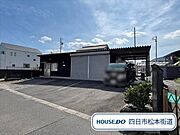 2008年築の木造1階建て、倉庫やシャワールーム付きです。間口は約15ｍ、カースペースには4台以上駐車可能。駅チカで事務所としても良さそうですね。（2024年10月1日撮影）